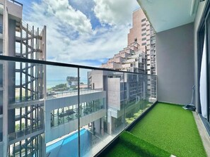 Deluxe-stúdíóíbúð - 2 meðalstór tvíbreið rúm - svalir - sjávarsýn | Lóð gististaðar