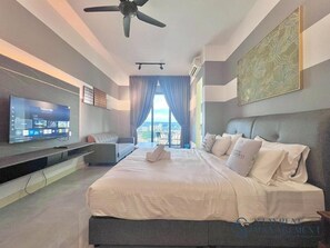 Comfort-stúdíóíbúð - 1 stórt tvíbreitt rúm - svalir - borgarsýn | Straujárn/strauborð, ókeypis þráðlaus nettenging