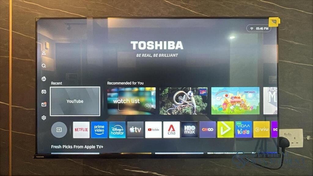 Un écran de télévision affichant l’interface d’un service de diffusion en continu, avec différentes icônes d’applications et une section intitulée « Recommandations pour vous ».