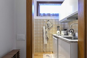 Kjøleskap, mikrobølgeovn, kaffetrakter/tekoker og vannkoker