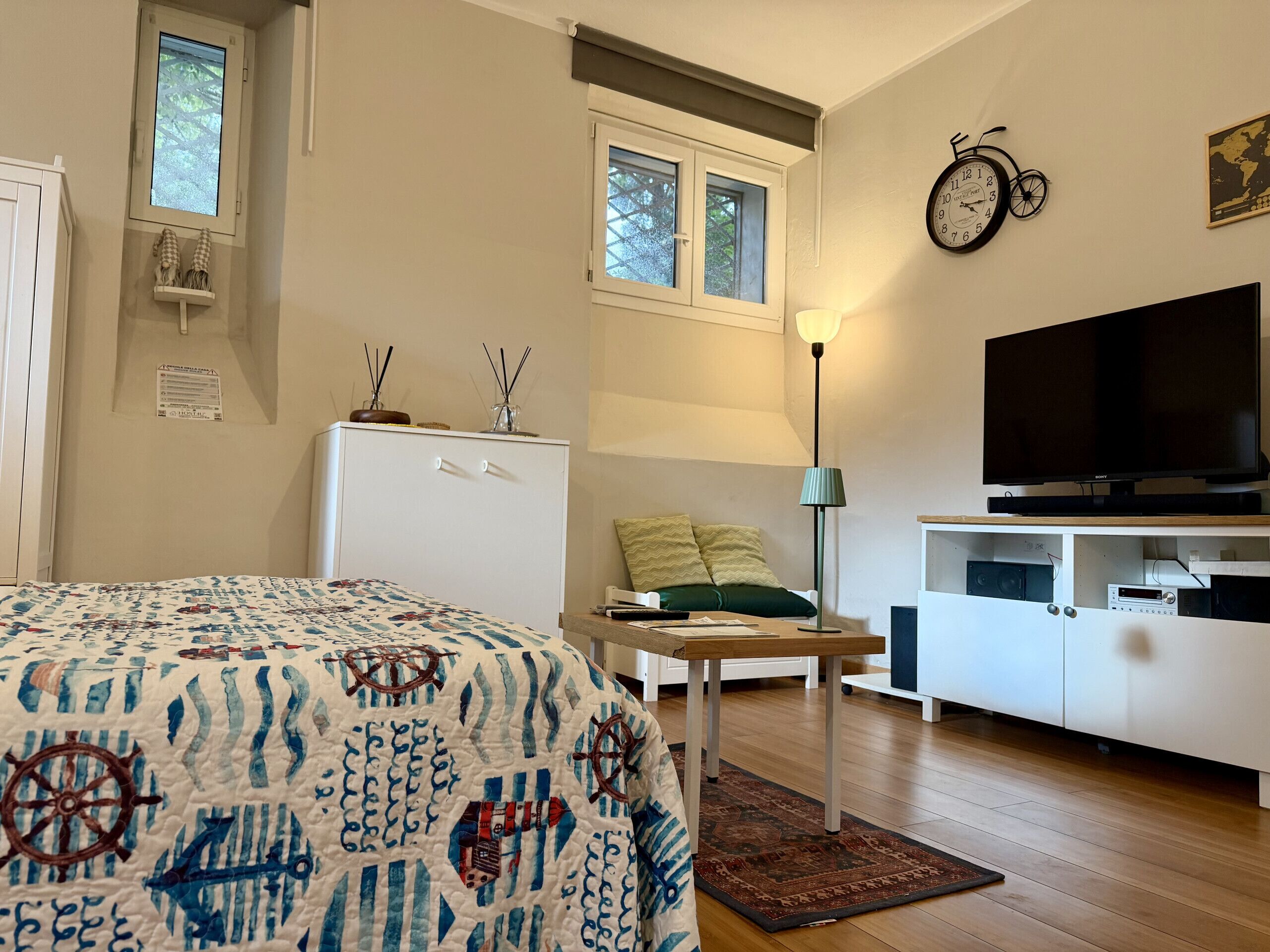 1 habitación, tabla de planchar con plancha y ropa de cama 