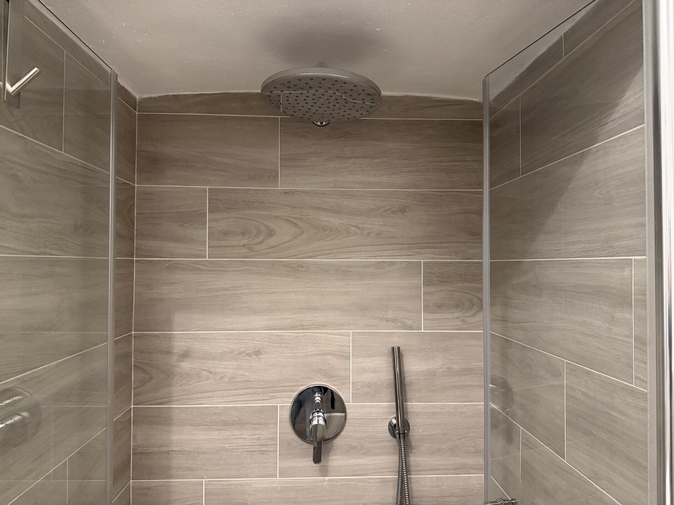 Regadera, secadora de cabello, bidet, toallas 