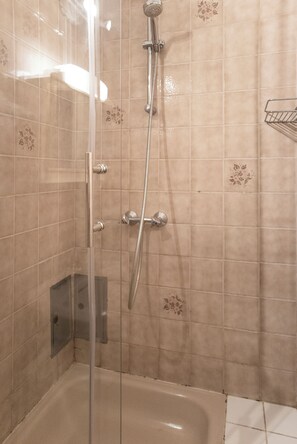 Basic Apartment | Bathroom - 2BR Apt Near AKH Hospital With WiFi (Vienna)