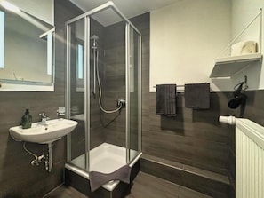 Standard Single Room, 1 Large Twin Bed, Non Smoking | Bathroom - HAVENU Hotel Quartier 8 (Germersheim)