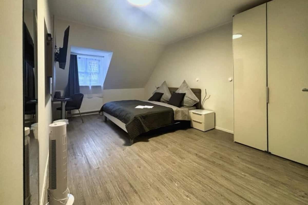 Standard Double Room, 1 King Bed, Non Smoking | Blackout drapes, soundproofing, free WiFi