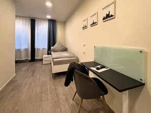 Standard Single Room | Blackout curtains, soundproofing, free WiFi - HAVENU Hotel Quartier 8 (Germersheim)