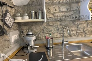 Private kitchen - The Nest | Studio Apartment with Private Garden on Lake Como (Lezzeno)