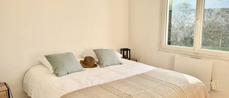 4 bedrooms, iron/ironing board, free WiFi