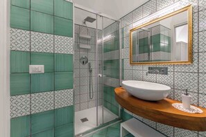 Apartemen Eksklusif | Kamar mandi | Shower, perlengkapan mandi gratis, pengering rambut, dan handuk