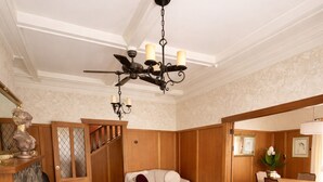 Un salon spacieux avec un grand canapé, une table basse ronde et une cheminée.