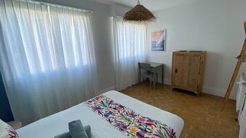 3 chambres, fer et planche Ă repasser, draps fournis