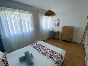 3 chambres, fer et planche à repasser, draps fournis