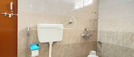 Un baño con inodoro, ducha y lavamanos.