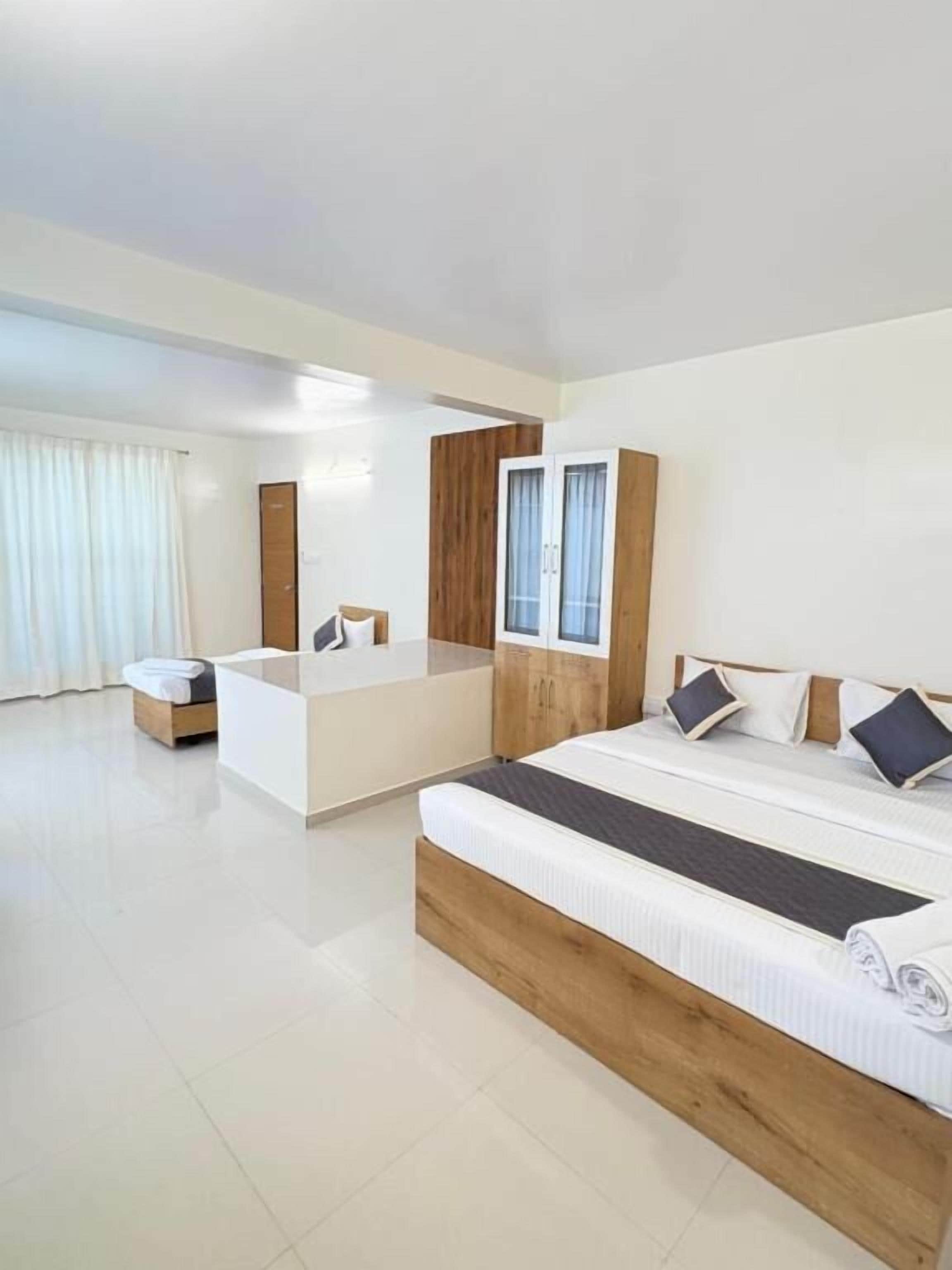 Family Room, Terrace, Garden View | Peralatan tempat tidur premium, gebar bulu kapas, meja, kalis bunyi 