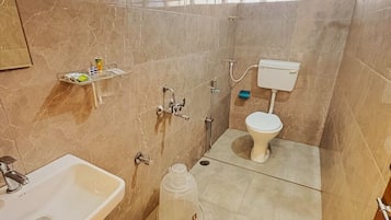 Superior-værelse til 3 personer - balkon - udsigt til have | Badeværelse | Bruser, brusehoved med spredningseffekt, gratis toiletartikler, bidet