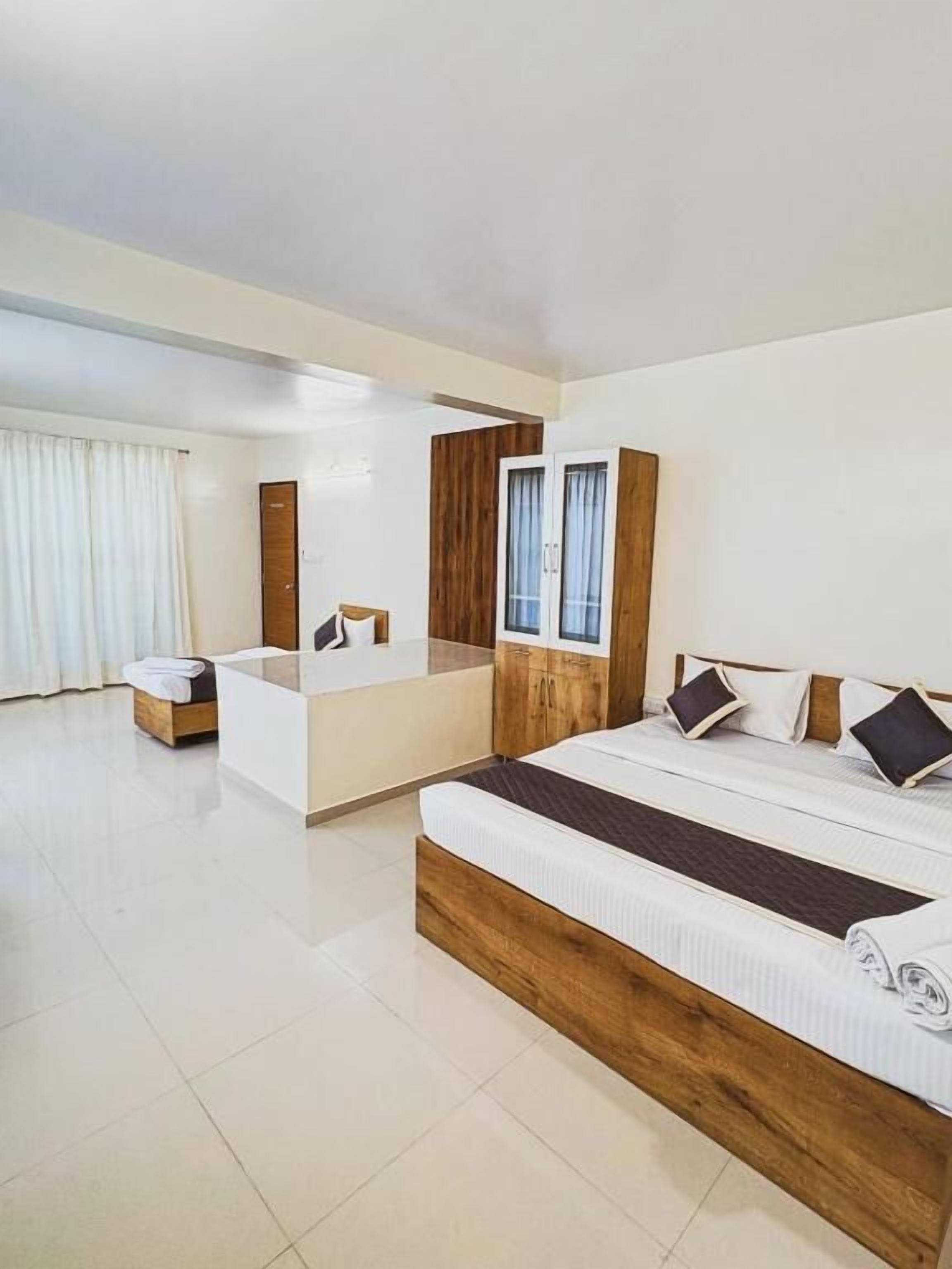 Quarto triplo superior, sacada, vista para o jardim | Quartos à prova de som, ferros/tábuas de passar roupa, Wi-Fi de cortesia