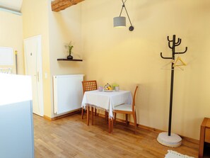 Dining - Studio 7 - Camélie - Quiet studio in the count's forester's lodge (Temmen-Ringenwalde)