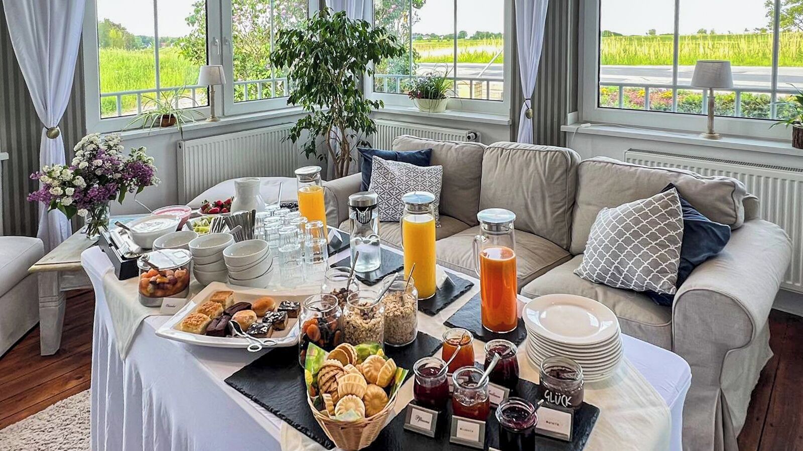 Tägliches Frühstücksbuffet gegen Gebühr