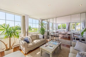 Desayuno buffet diario (EUR 17 por persona)