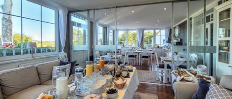 TĂ€gliches FrĂŒhstĂŒcksbuffet gegen GebĂŒhr