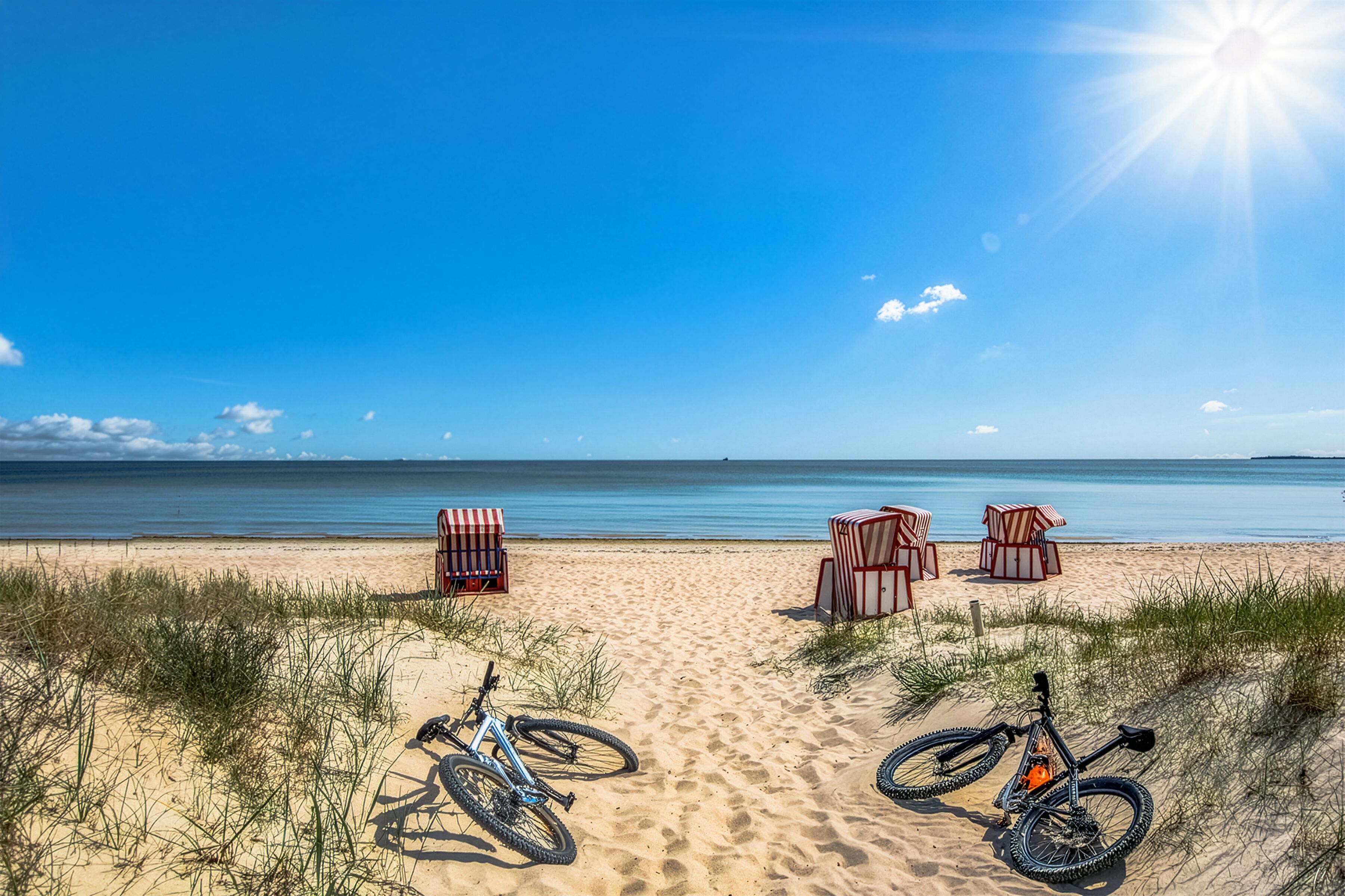 Am Strand, weißer Sandstrand, 4 Strandbars