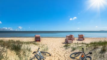 Am Strand, weißer Sandstrand, 4 Strandbars
