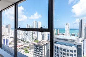 Ein Hochhaus mit Blick auf eine Stadtlandschaft und das Meer.