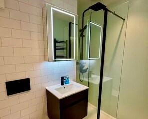 Douche, sèche-cheveux, serviettes fournies