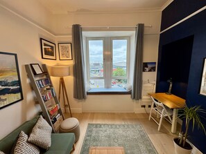 Fireplace - Warm, Upgraded Top-floor Flat in Finnieston (Glasgow)