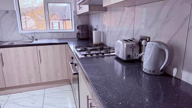 Unclassified image, 1 of 9, button - Cosy 2 Bedroom Apartment by Airport & Town Centre (Luton)