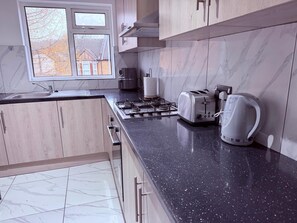 Fridge, microwave, oven, stovetop - Cosy 2 Bedroom Apartment by Airport & Town Centre (Luton)