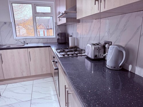 Cosy 2 Bedroom Apartment by Airport & Town Centre