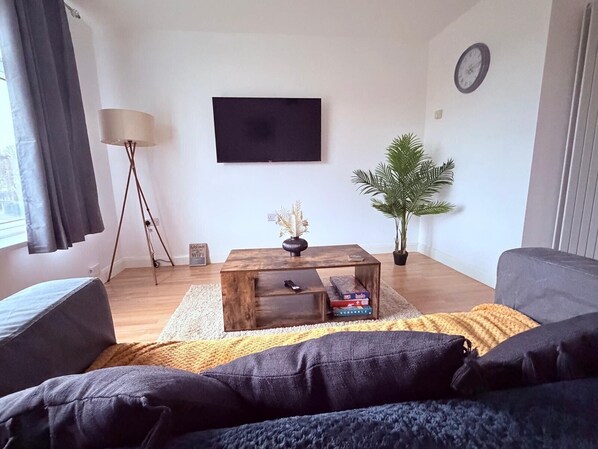 Flat-screen TV - Cosy 2 Bedroom Apartment by Airport & Town Centre (Luton)