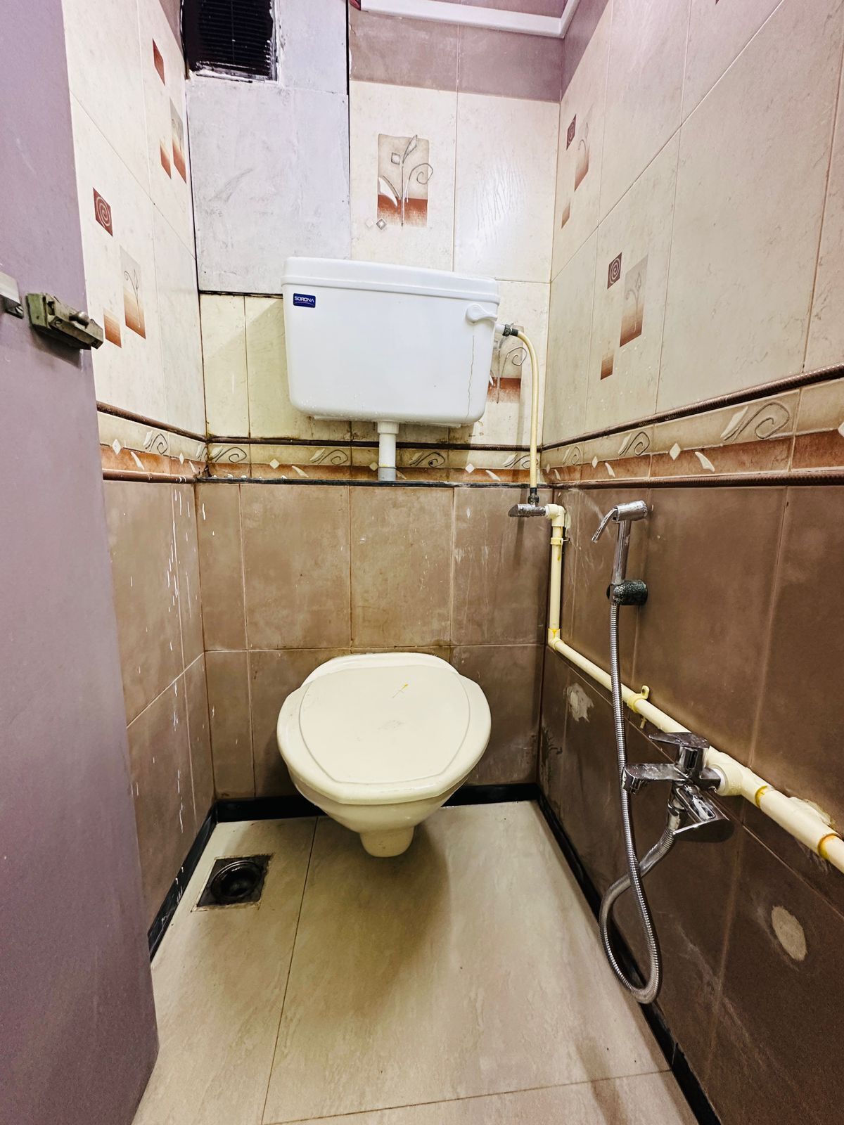 提供毛巾、番梘、洗頭水、廁紙