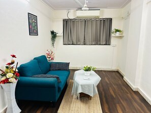 Smart TV - 1BHK Service Apt in Shivaji Park by Florastays (Mumbai)