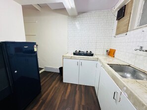 Fridge, stovetop, cookware/dishes/utensils, dining tables - 1BHK Service Apt in Shivaji Park by Florastays (Mumbai)