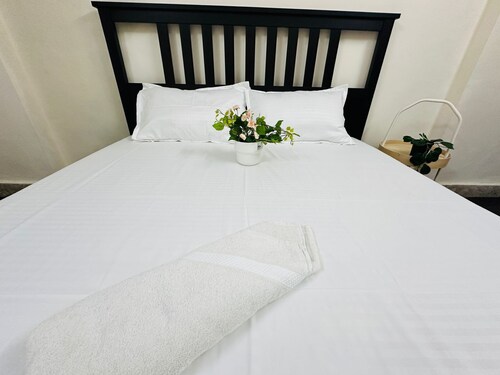 1BHK Service Apt in Shivaji Park by Florastays