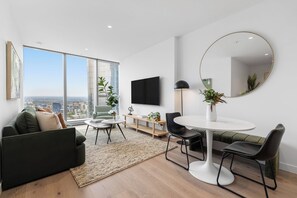 TV, books - Skyline Executive CBD Suite. Pool, Gym, Sauna (Melbourne)