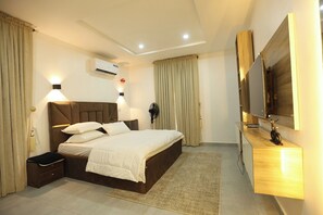 Economy-Apartment, Balkon, Stadtblick | Schreibtisch, laptopgeeigneter Arbeitsplatz, schallisolierte Zimmer