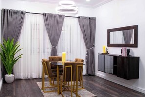 Economy-Apartment, Balkon, Stadtblick | Speisen