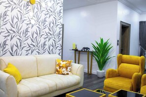 Economy-Apartment, Balkon, Stadtblick | Wohnbereich