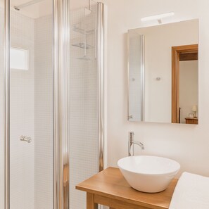 Douche, sèche-cheveux, bidet