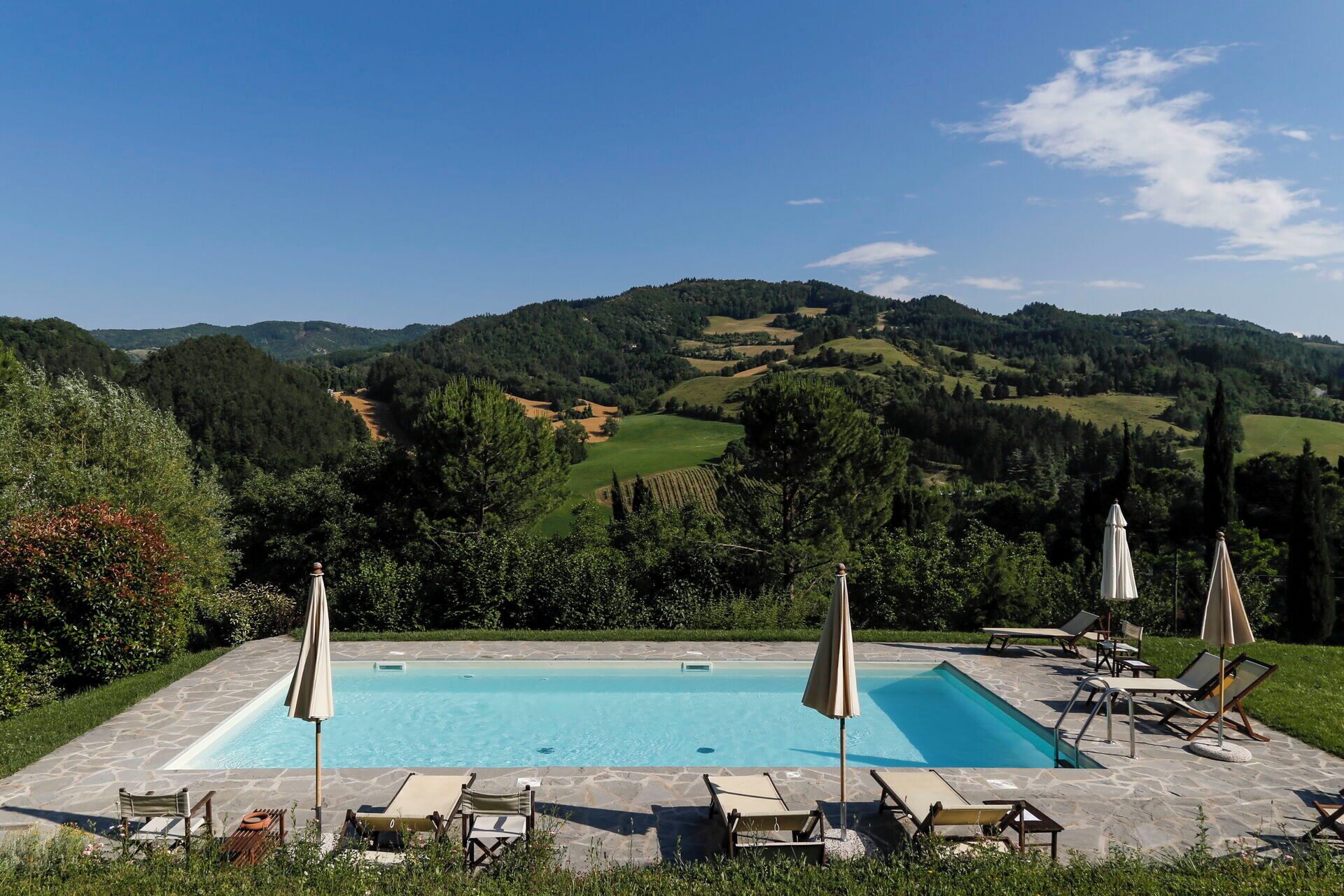 Bergforms, Hügel, Berg, Schwimmbad, Grundstueck, Gartenmöbel, Gebirge, Bergstation, Sonnenliege, Eco Hotel