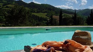 A pool with clear water, surrounded by lush green hills and trees. - Beautiful private villa for 6 people with WIFI, private pool, TV, patio and panoramic view (Tredozio)