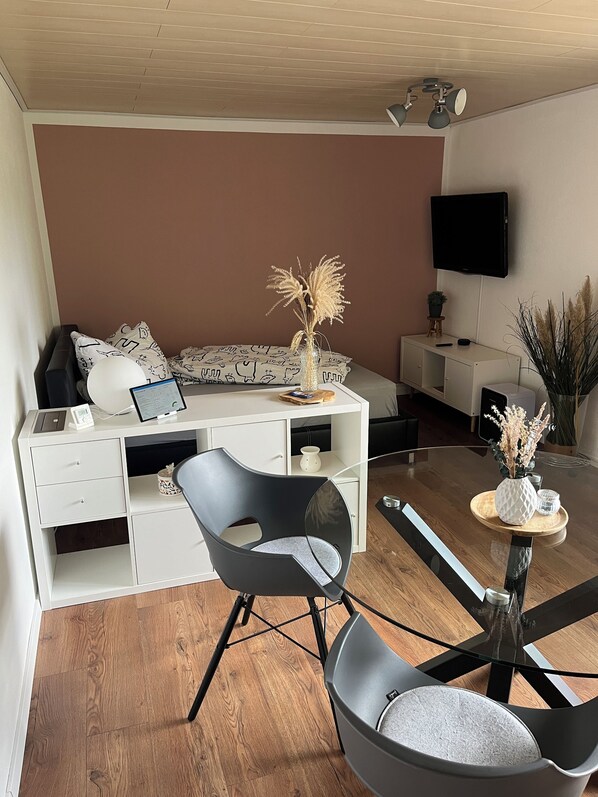 Iron/ironing board, WiFi, bed sheets