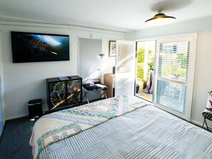 Iron/ironing board, bed sheets - Akaroa Hideaway – Cosy Studio, walk to Village (Akaroa Area)