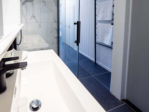 Hair dryer, towels, soap, shampoo - Akaroa Hideaway – Cosy Studio, walk to Village (Akaroa Area)