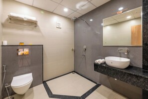 Double Room | Bathroom | Shower, soap, shampoo, toilet paper - Hotel Silver Stone Varanasi (Varansi)