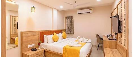 Premium Double Room, Air conditioning | Hypo-allergenic bedding, desk, free WiFi, bed sheets