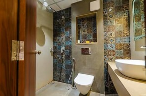 Deluxe Double Room, Air conditioning | Bathroom | Shower, rainfall showerhead, towels, soap - Hotel Silver Stone Varanasi (Varansi)
